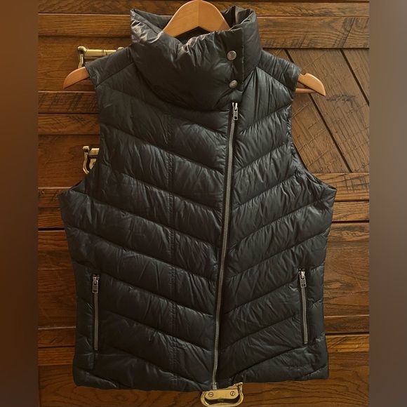 Patagonia Women’s Down Puffer Vest Jacket Black Diagonal Full Zip Size Medium - Picture 1 of 11